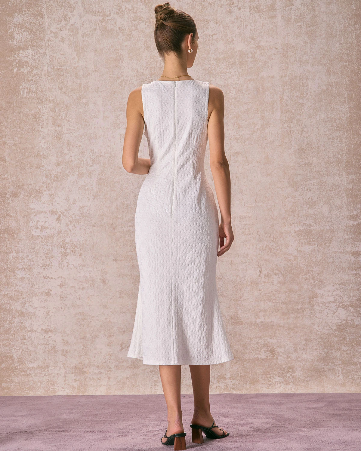 The White Round Neck Floral Jacquard Sleeveless Midi Dress 5 The White Round Neck Floral Jacquard Sleeveless Midi Dress - Image 5